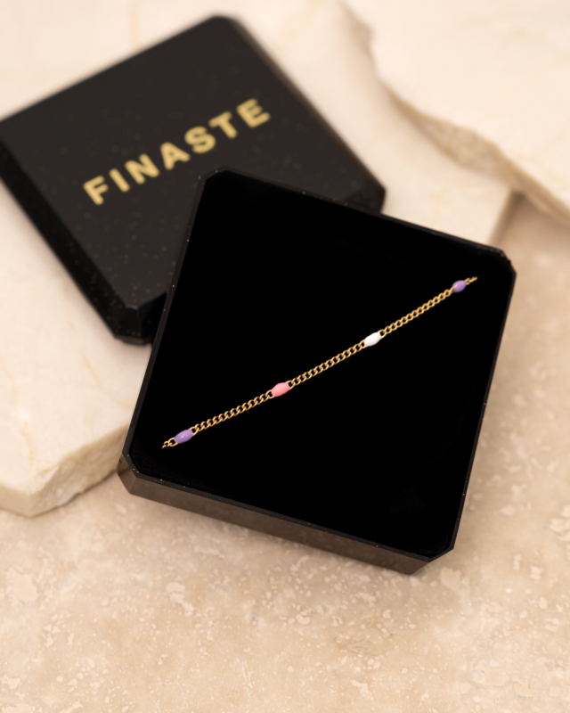 Gouden ketting met kleurtjes in sieradendoosje