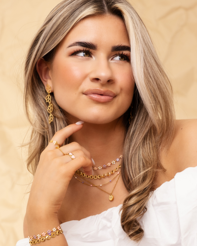 Lotte draagt gouden sieraden gemixt