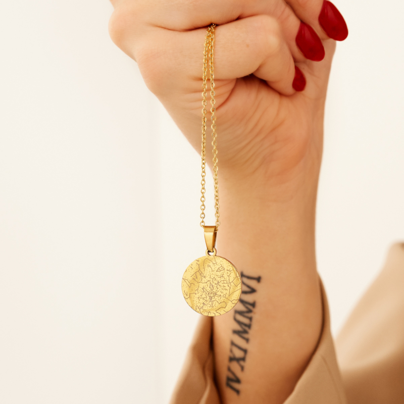 Model laat graveerbare sterrenhemel ketting zien