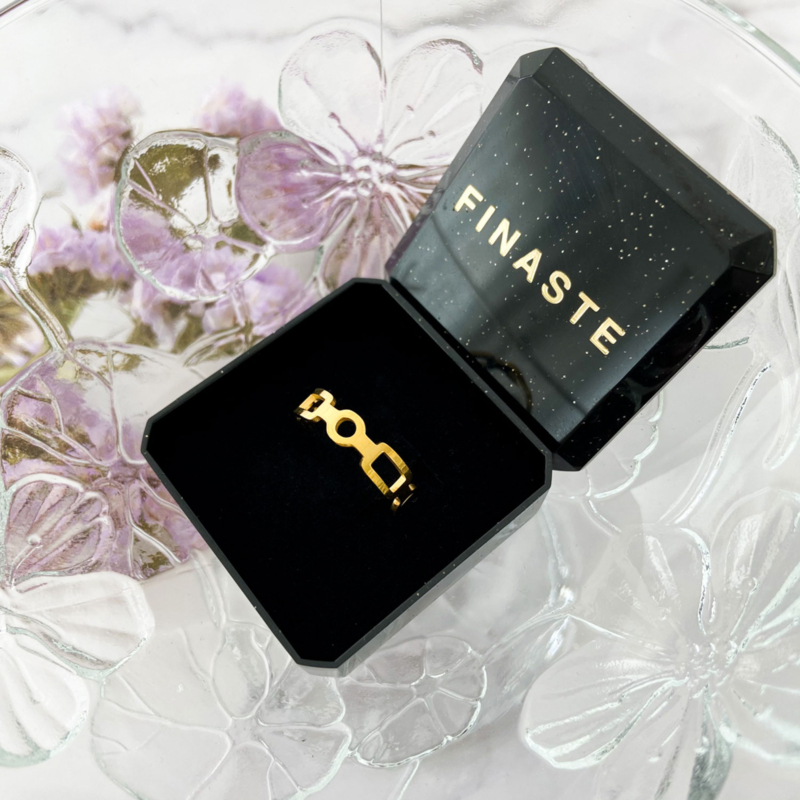 De verstelbare ring ontvang je in een sieradendoosje