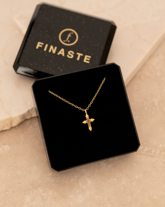 Gouden vintage kruisjes ketting in sieradendoosje