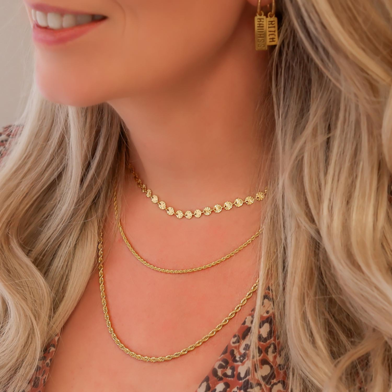 Trendy mix van gouden kettingen om de hals