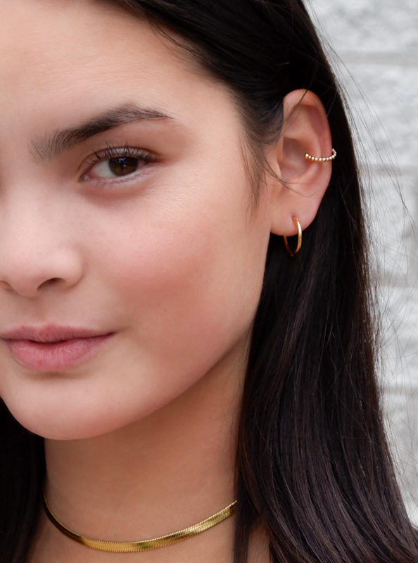 Platte choker ketting in de kleur goud