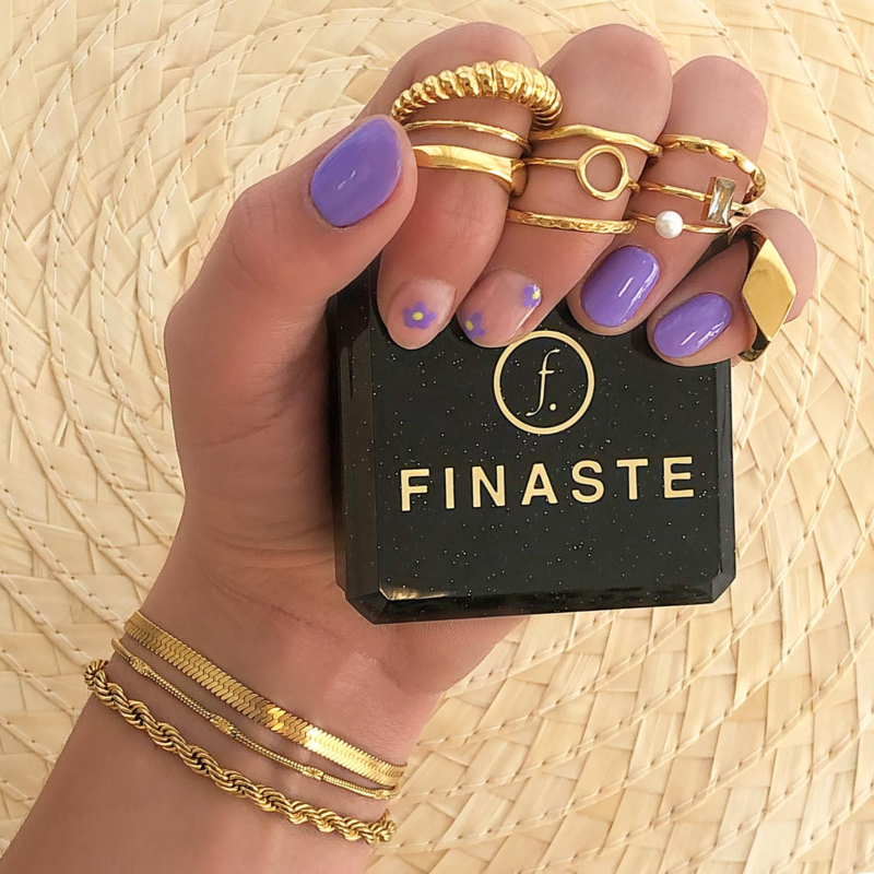 Trendy mix van ringen in een sieradendoosje