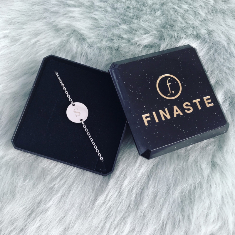 Zilveren armbandje met initial in sieradendoosje