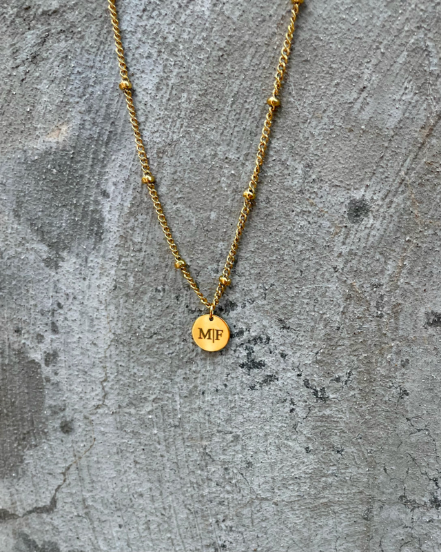 gouden ketting met bolletjes en gravering