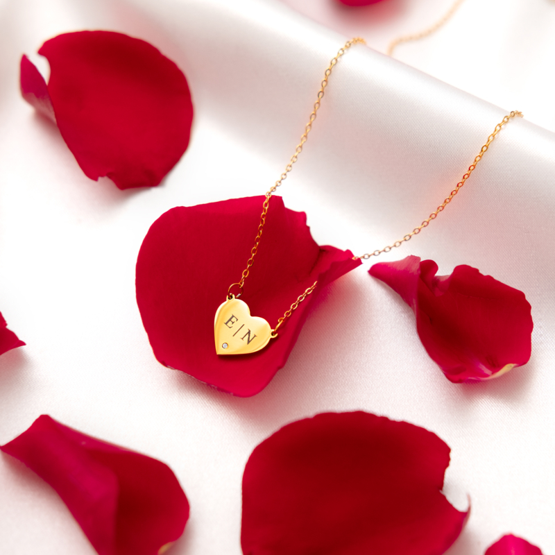 gouden ketting graveerbaar in vorm van hartje op roze blaadjes