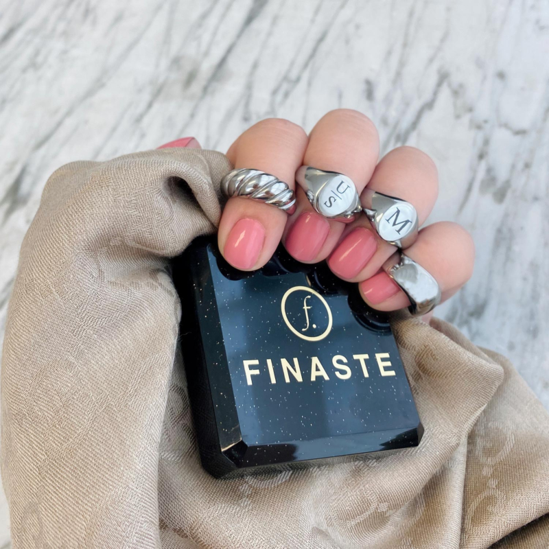 Mooie ringen in de hand met een sieradendoosje