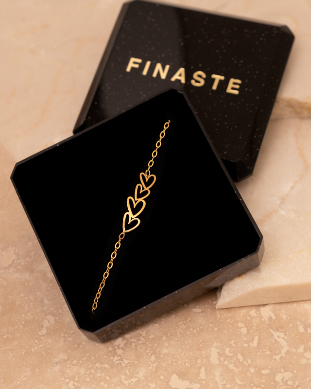 Gouden hartjes ketting in sieradendoosje