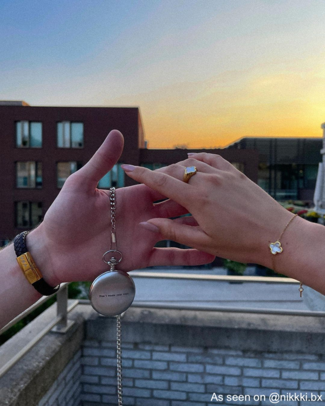 Influencer laat pocketwatch zien