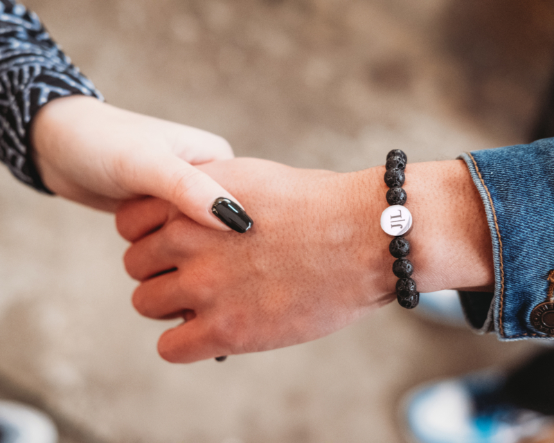 heren armband met kralen en gravering zilver