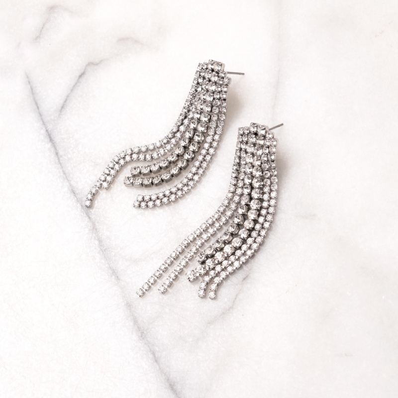 Zilveren hollywood oorbellen op wit marmer