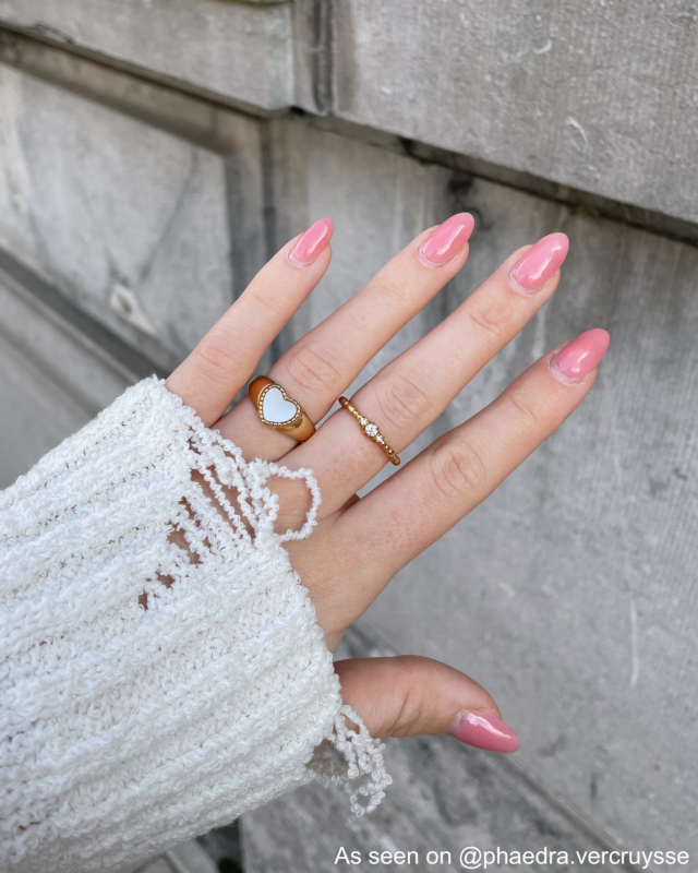 Influencer draagt sea shell ring
