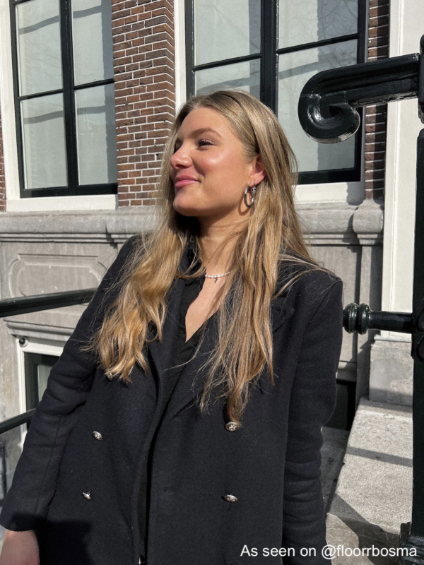 Influencer met zilveren oorringen