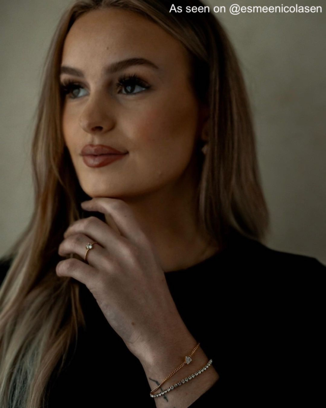 Influencer draagt gouden sieraden