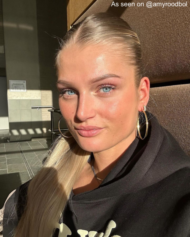 Influencer draagt gouden grote oorringen