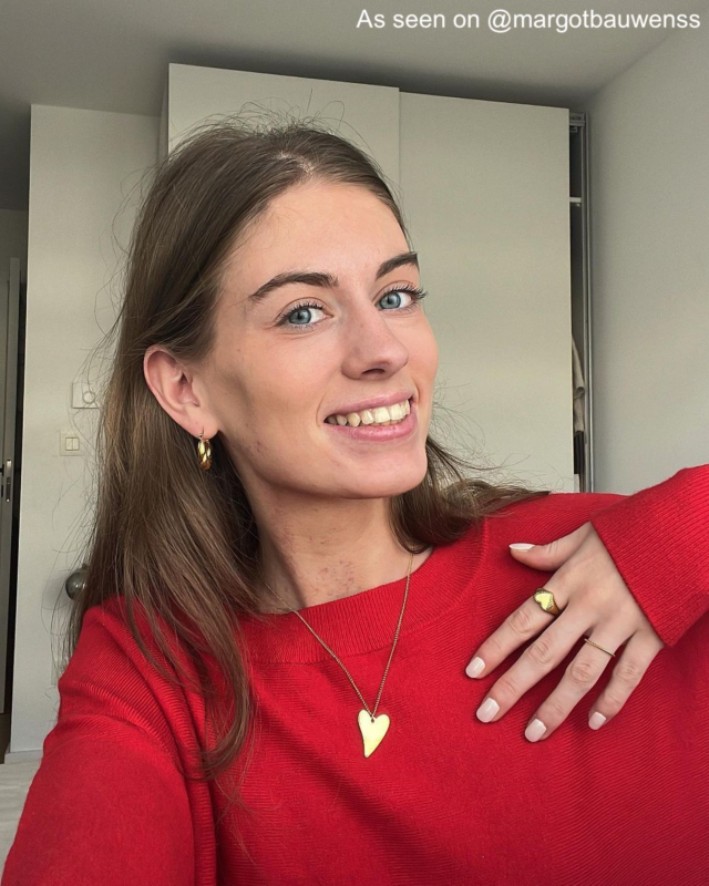 Influencer draagt gouden ketting 