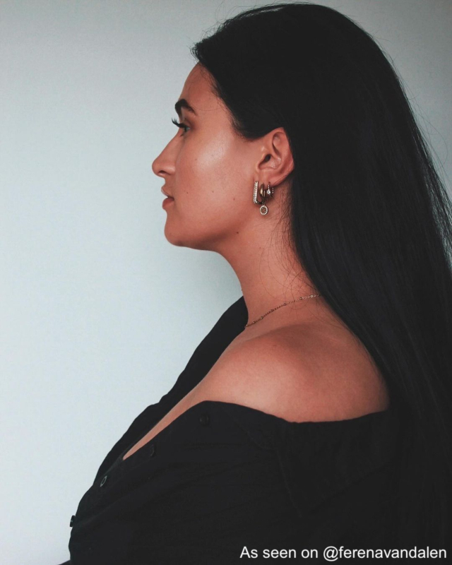 Influencer draagt gouden sieraden