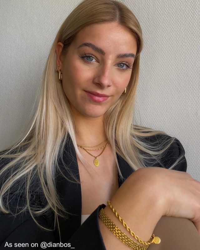 Influencer met gouden armbanden