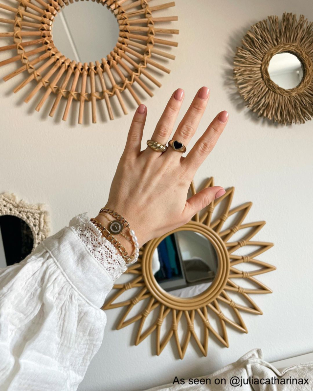 Influencer draagt mix van gouden ringen en armbanden