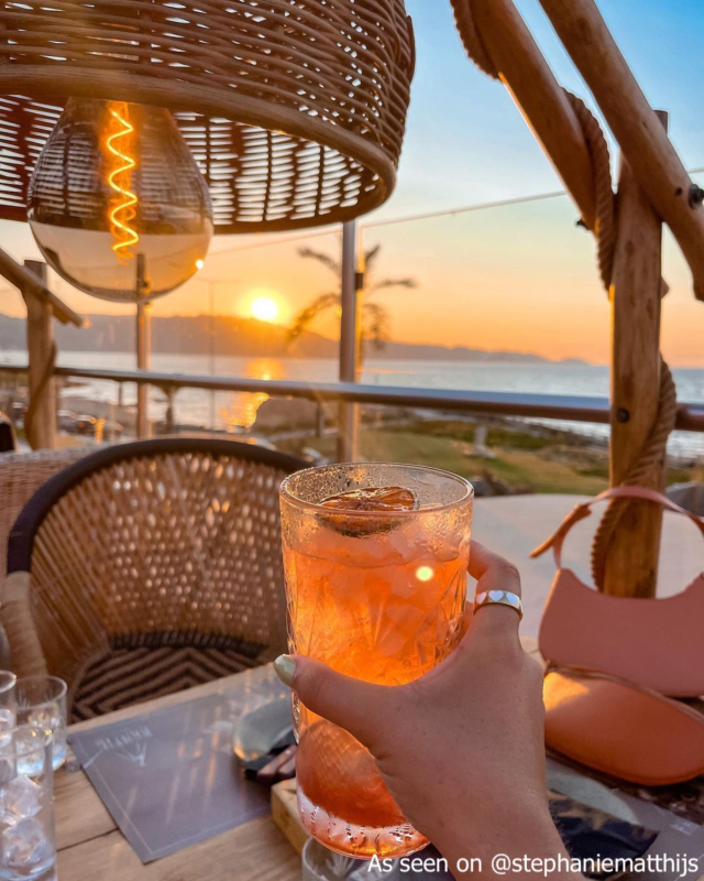 Influencer draagt gouden ring met witte hartjes