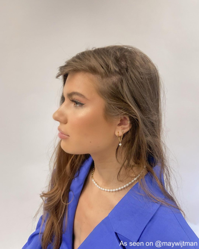 Influencer met parelketting