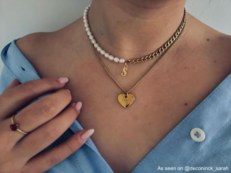 influencer met gouden ketting