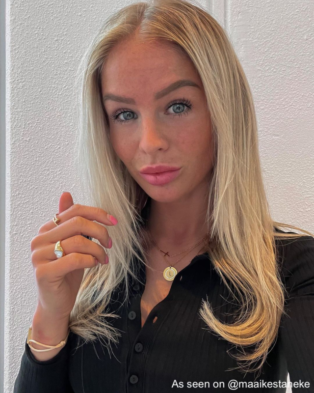 Influencer draagt clover sieraden