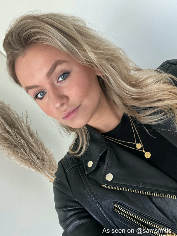 Influencer draagt gouden ketting