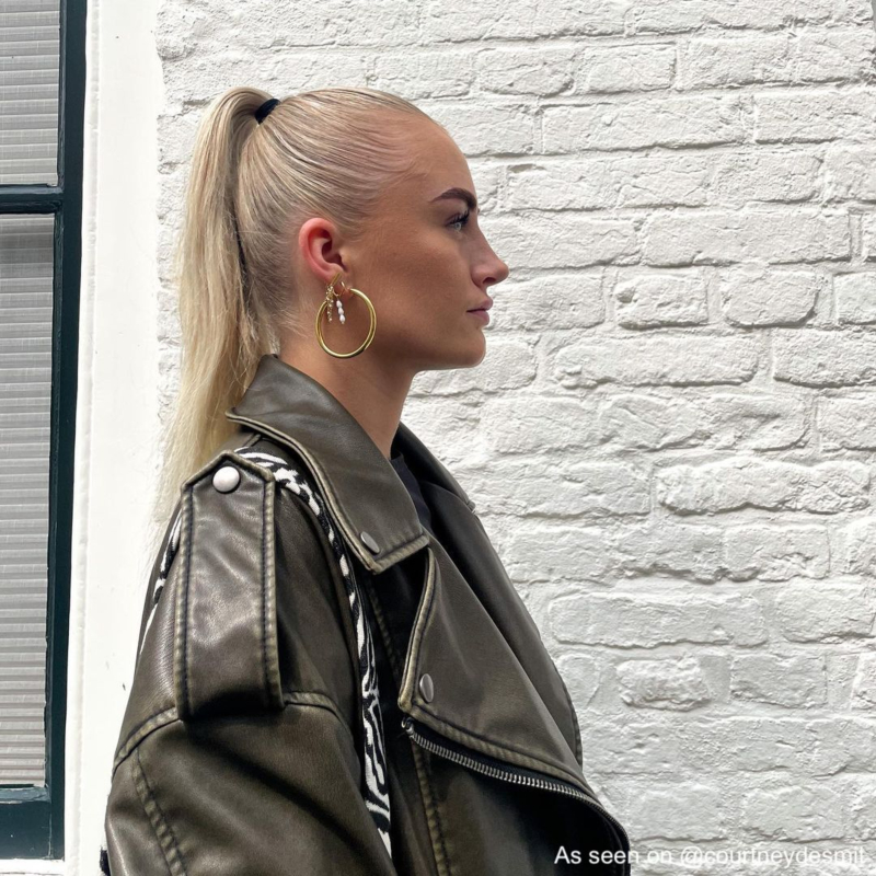 Influencer met gouden hoops