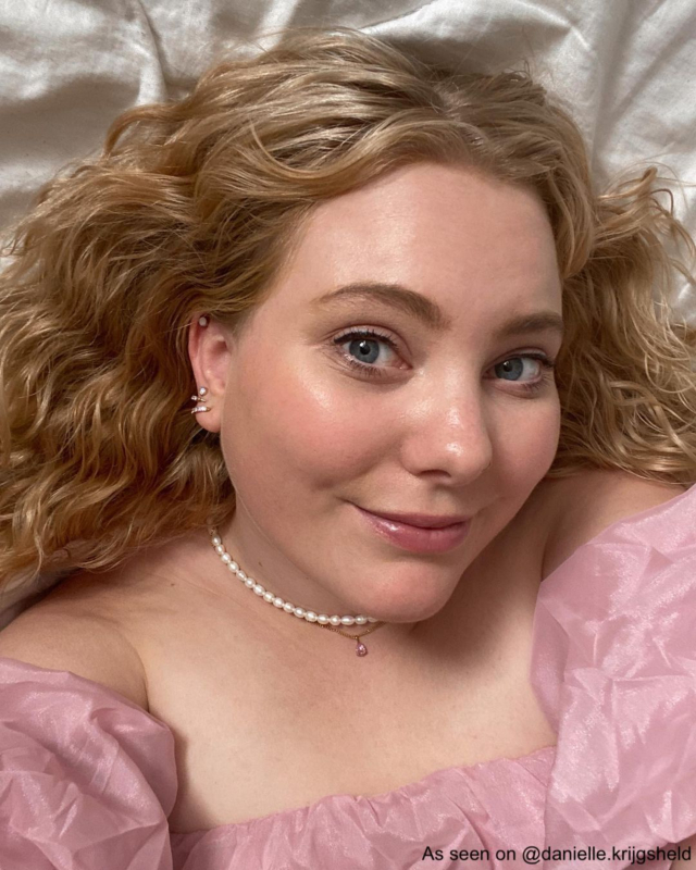 Influencer draagt gouden parel ketting