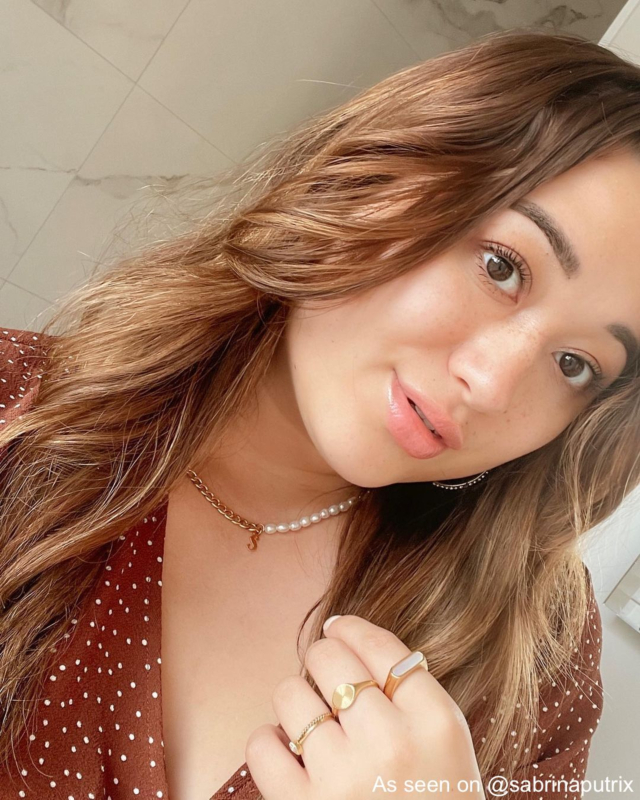 Influencer draagt ringparty