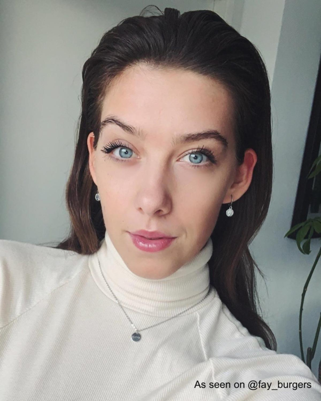 Zilveren ketting om hals bij influencer