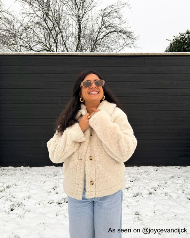 Influencer draagt gouden ring en oorbellen van finaste