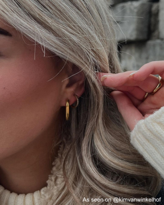 Influencer draagt gouden oorbellen van finaste