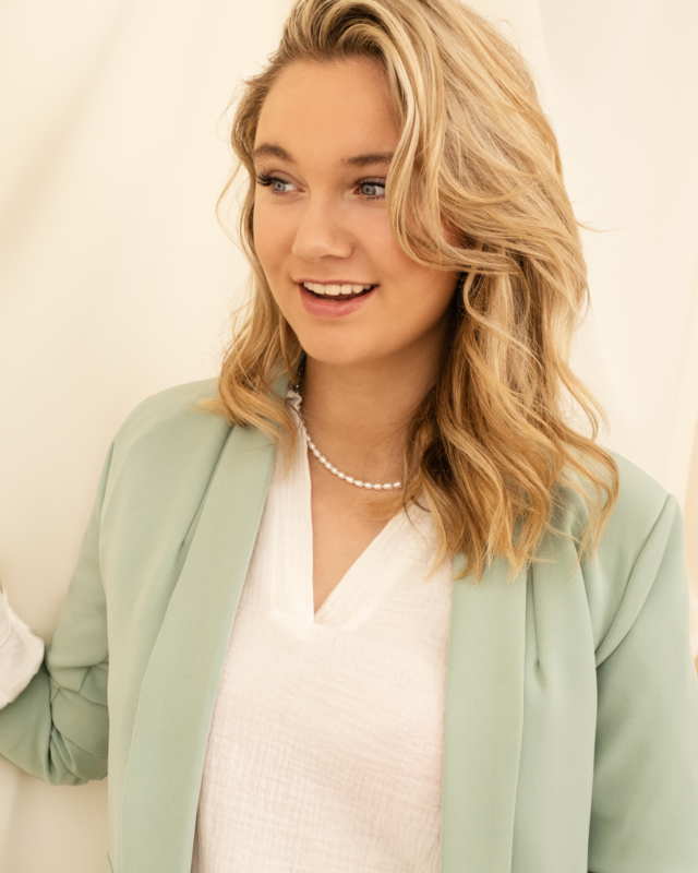 Model draagt parelsieraden look