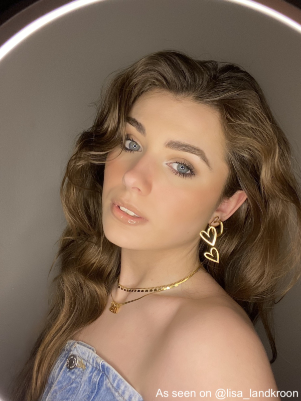 Lisa draagt gouden sieraden