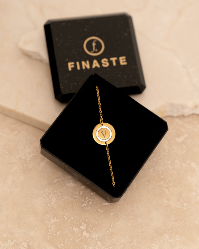 Gouden initial armband in sieradendoosje