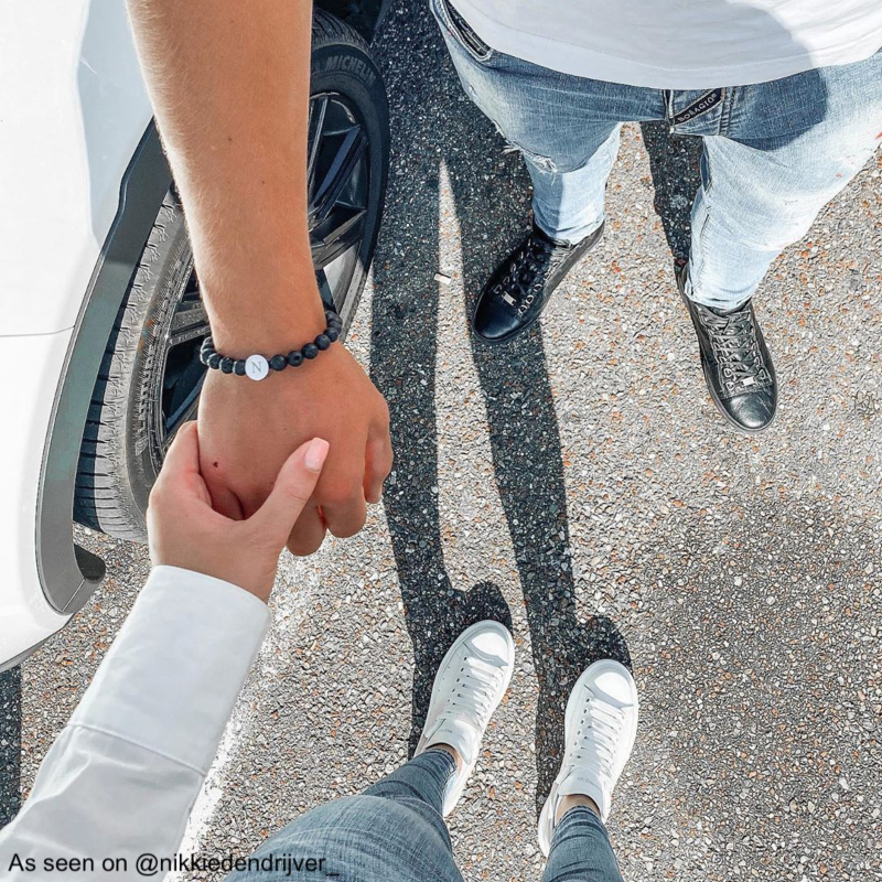 Man draagt heren armband om pols