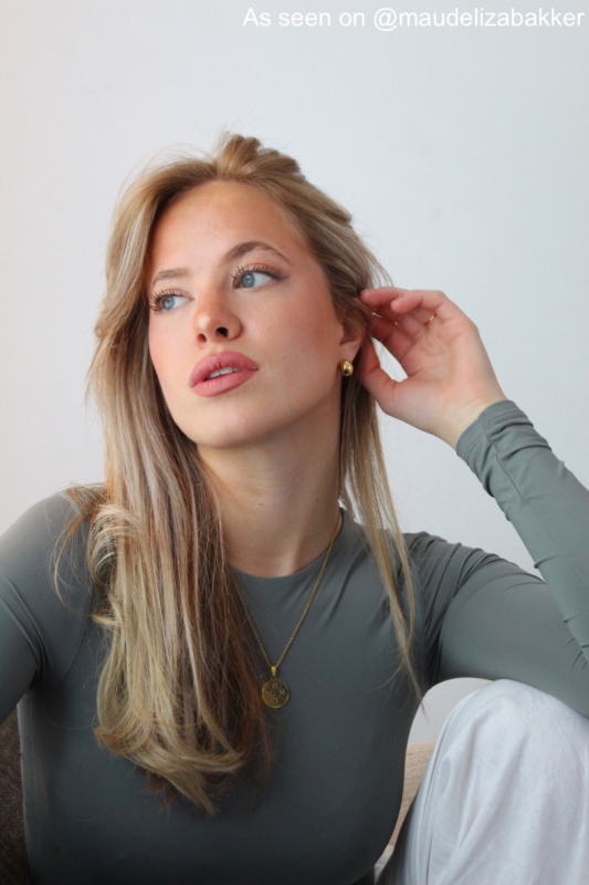 Influencer met sieraden