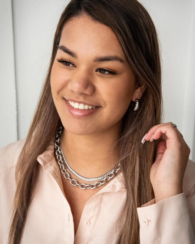 Mooie platte chain ketting in het zilverkleurig om de hals van het model