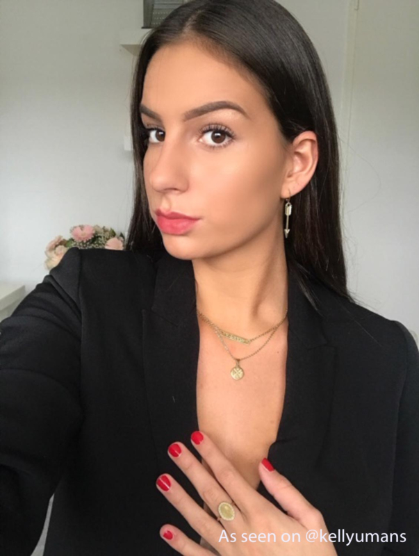 Influencer met finaste kettinkjes in het goud om hals