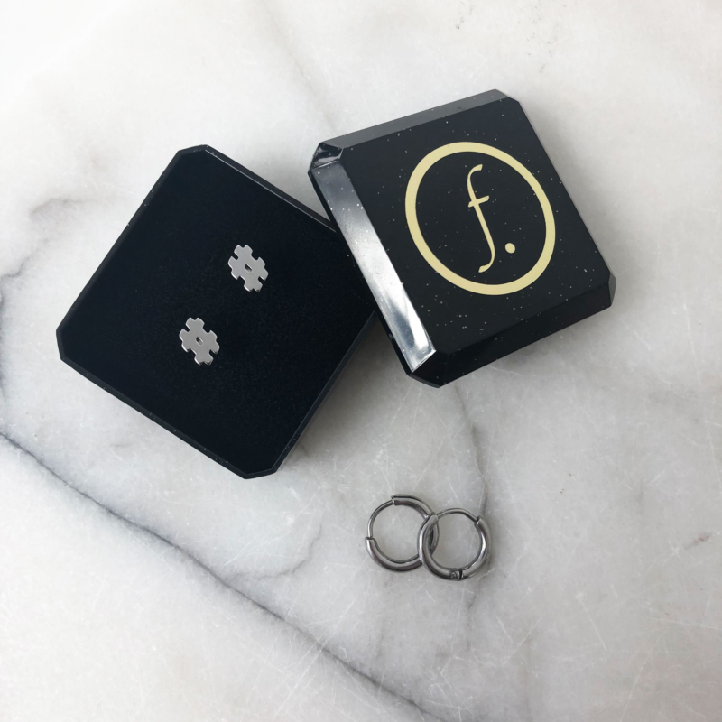 Minimalistische oorringetjes zilver met hashtag studs