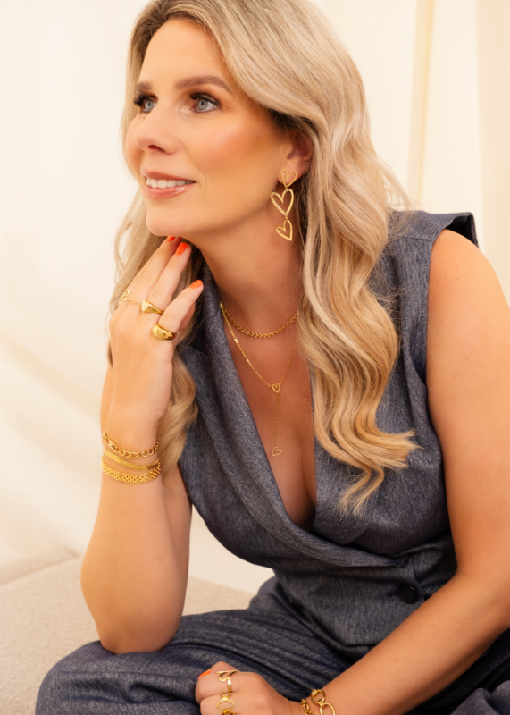 Miriam draagt hartjes oorbellen