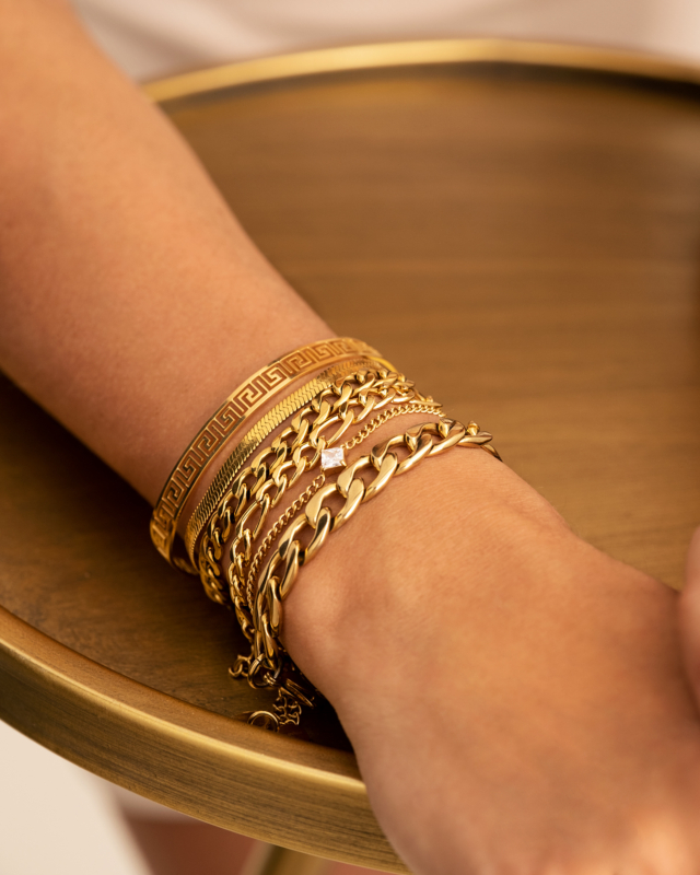 Gouden armparty bij model