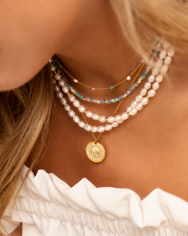 Mix van gouden en parelkettingen