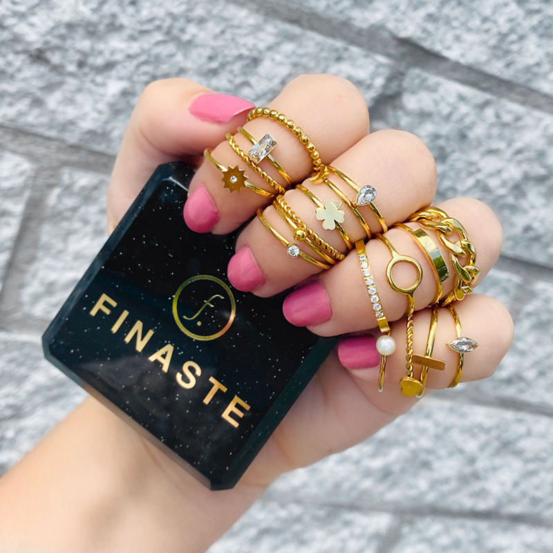 trendy ringen met een sieradendoosje in de hand