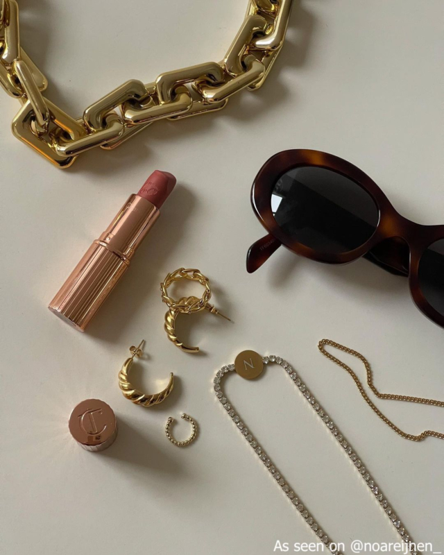 Gouden sieraden bij influencer