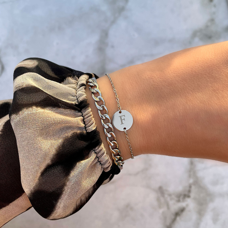 Intial armband met schakelarmbandje om pols