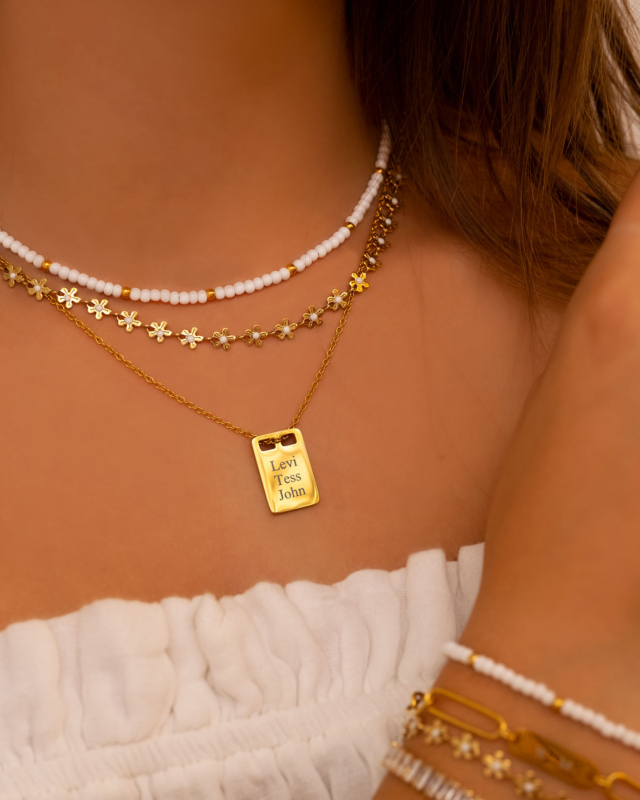 Gouden necklace layer met witte top